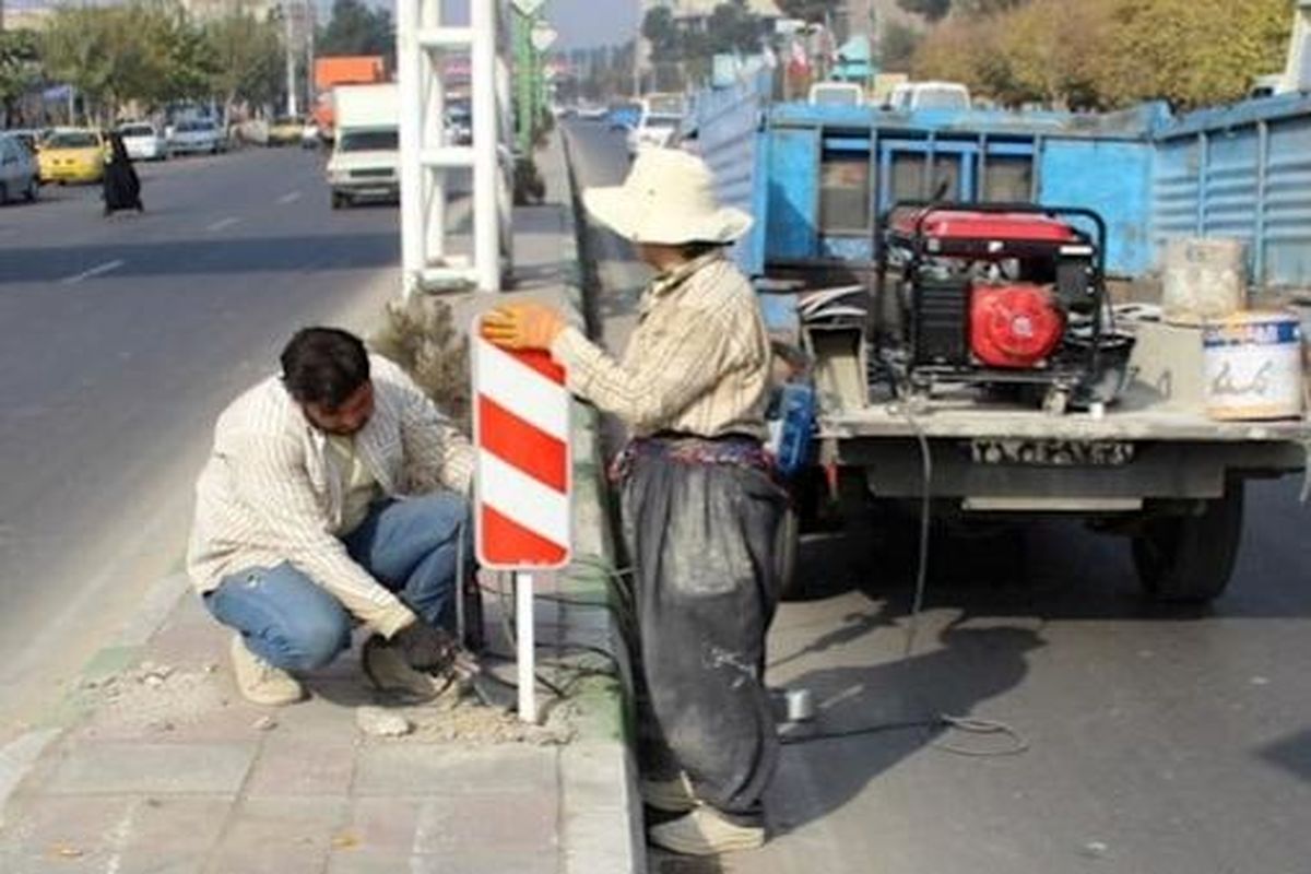 نصب و تعویض ۳ هزار تابلو راهنمایی و علائم ترافیکی در شهر قرچک