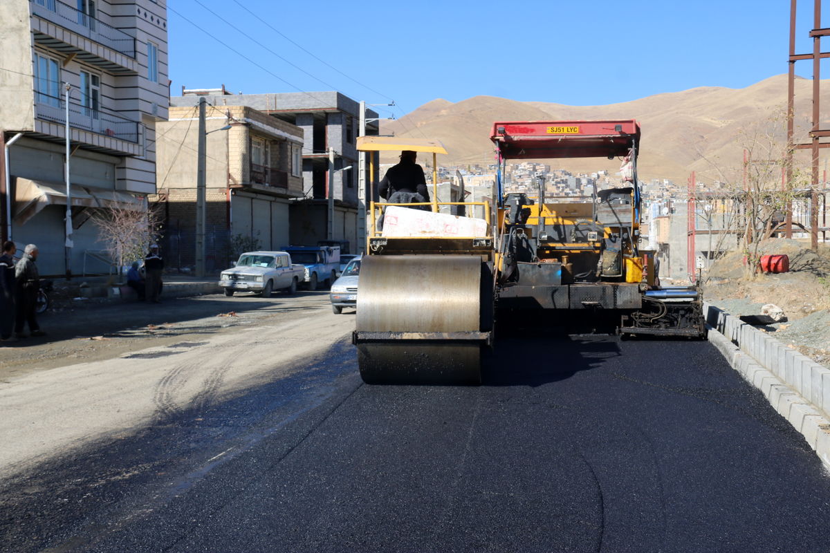 بیش از  ۱۰۱ هزار متر مربع از معابر سطح شهرسنندج آسفالت و بهسازی شد