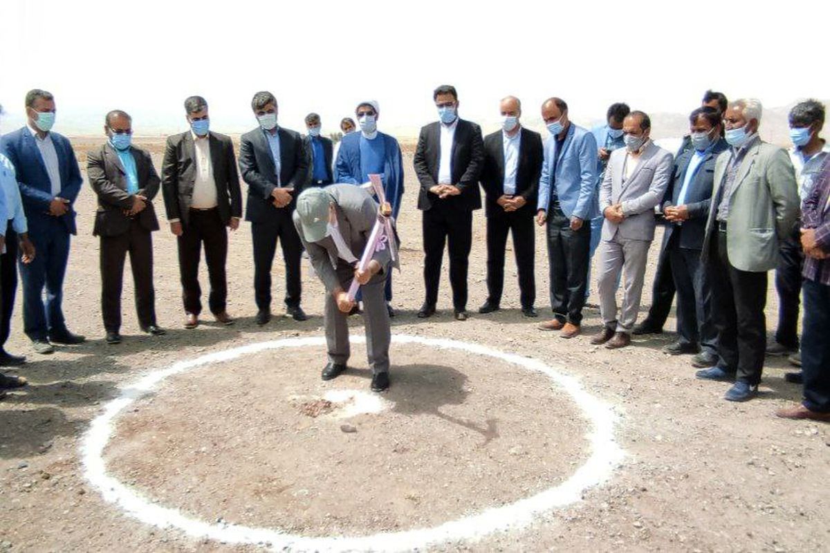 آیین کلنگ زنی چهار زمین چمن مصنوعی فوتبال در روستاهای شهرستان نهبندان خراسان جنوبی