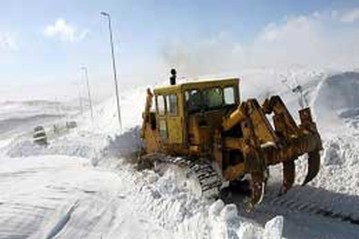 برفروبی و نمک پاشی نزدیک به ۶۰۰ کیلومتر در محورهای مواصلاتی منطقه آزاد ماکو