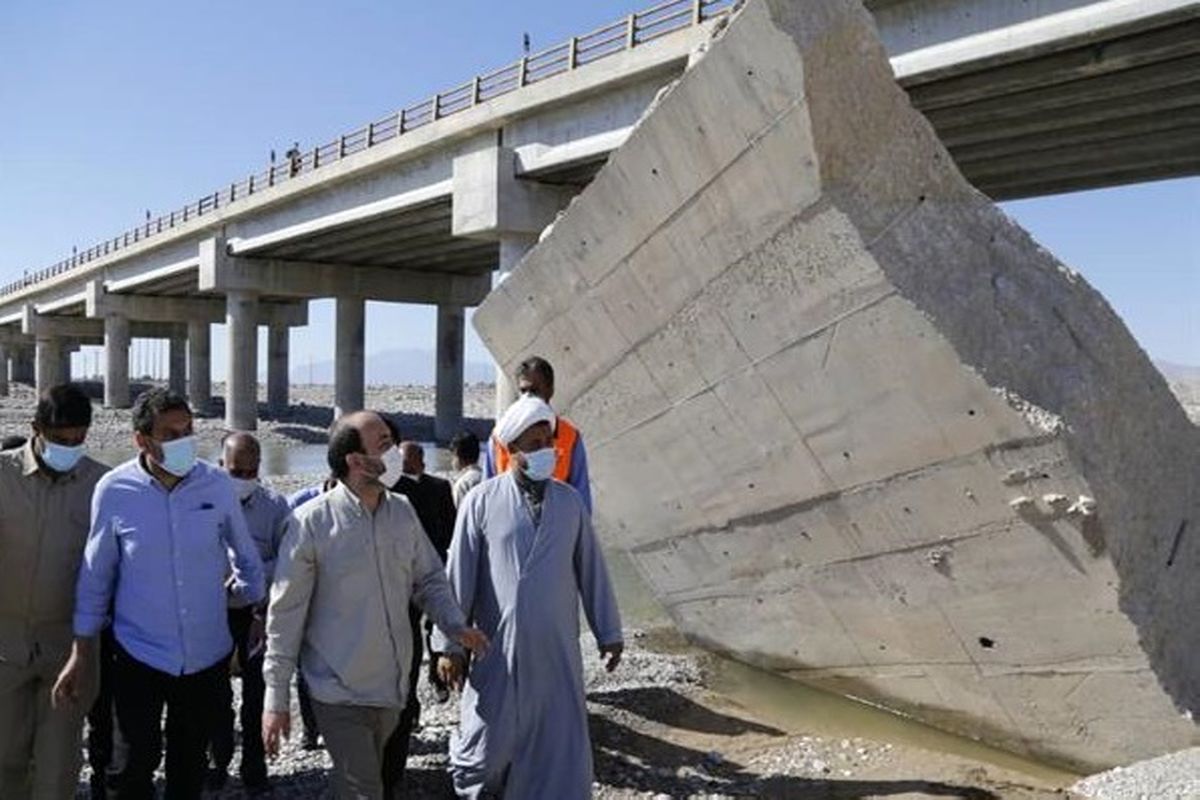 بازدید مهدی دوستی از مناطق سیل‌زده بخش‌های شمیل و تخت در بندرعباس