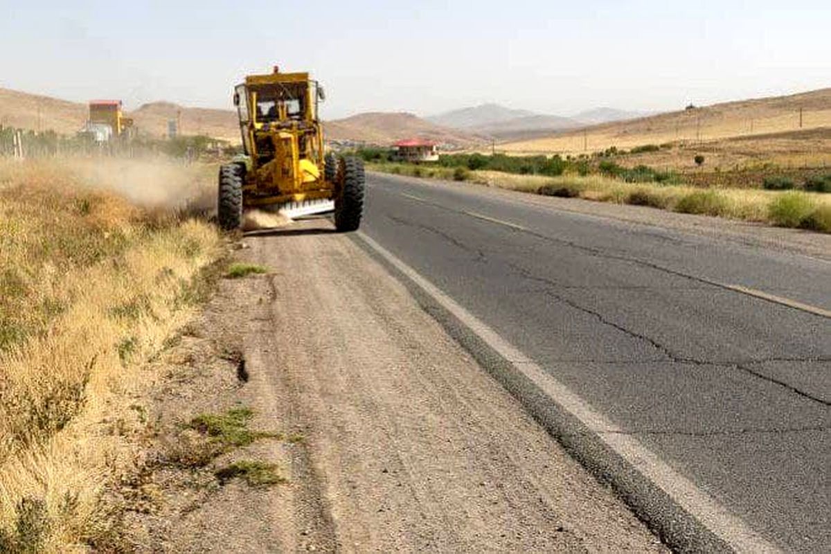 تسطیح و رگلاژ ۳۵.۵ کیلومتر از  راههای روستایی در شهرستان بوکان