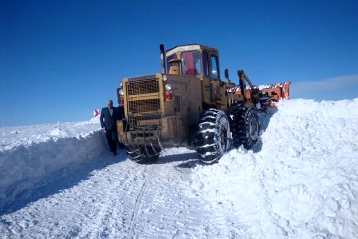 انسداد راه ۸ روستای نهاوند در پی بارش برف