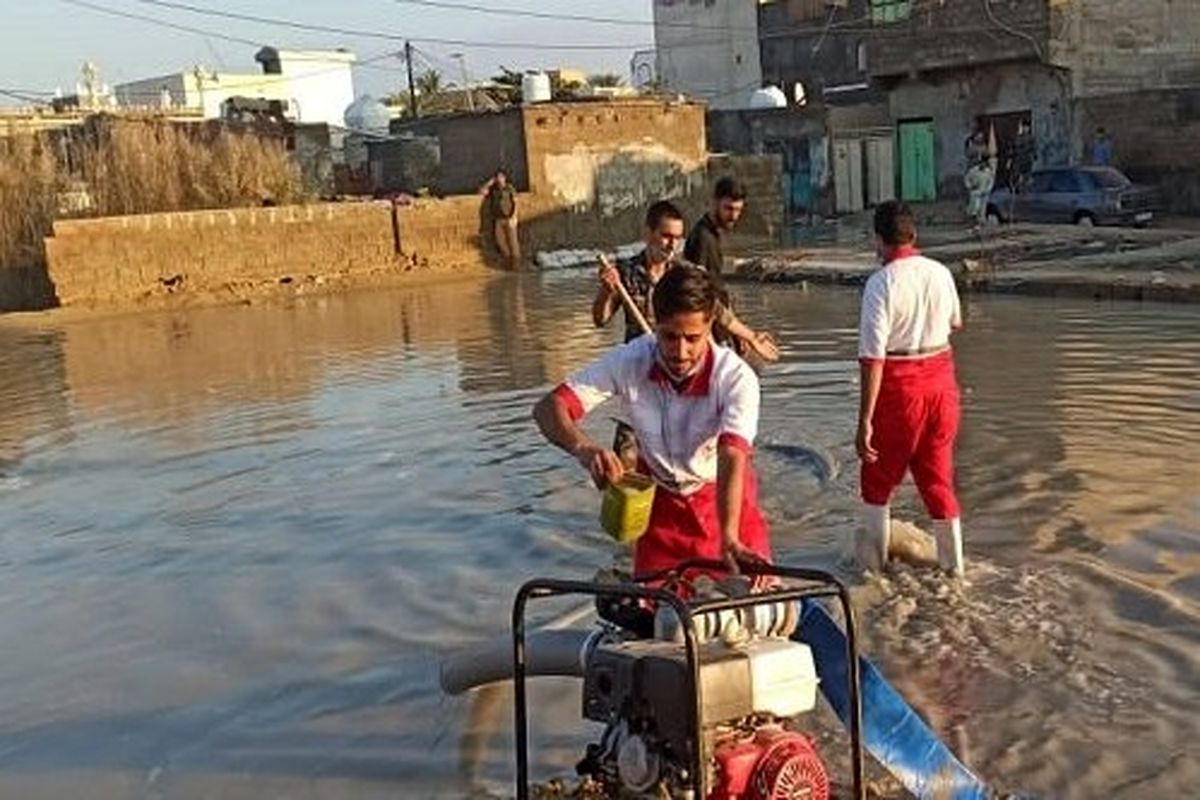 نجات ۳ سرنشین خودروی گرفتار در سیلاب سد خاکی فاریاب رودان