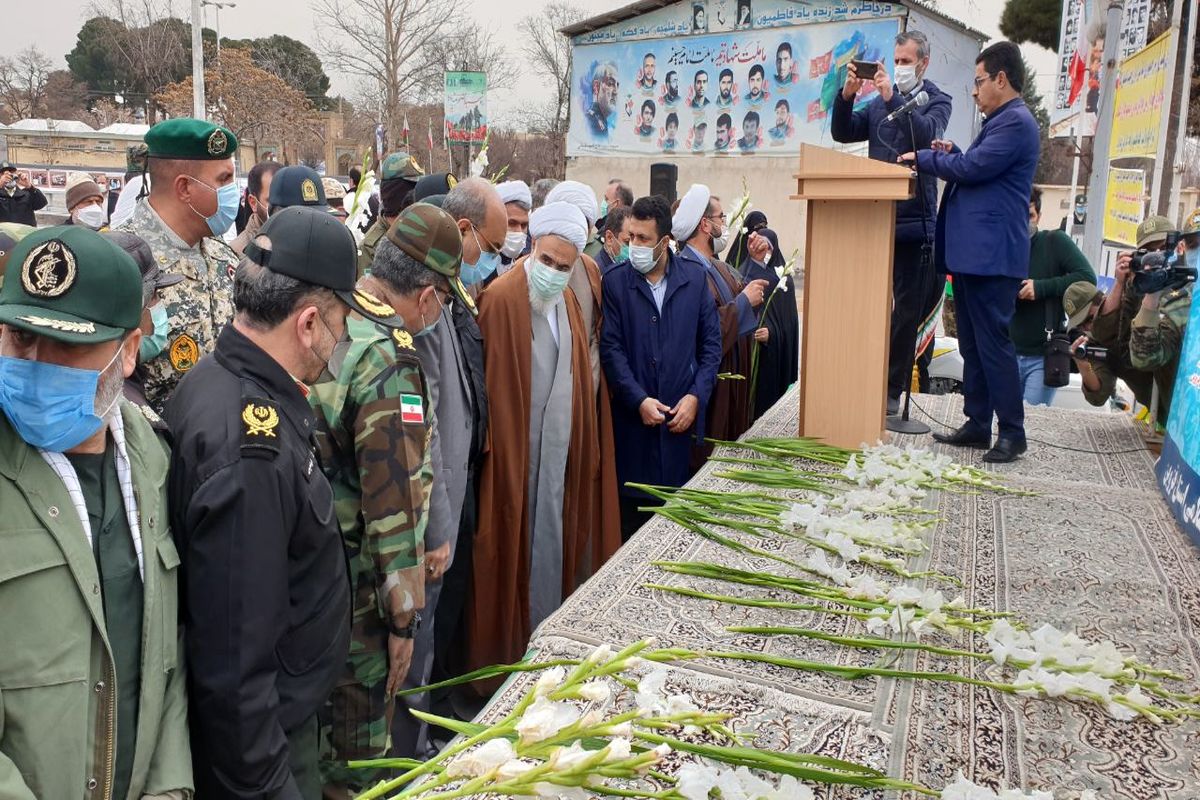 جشن انقلاب با گلباران مزار شهدا در قزوین آغاز شد