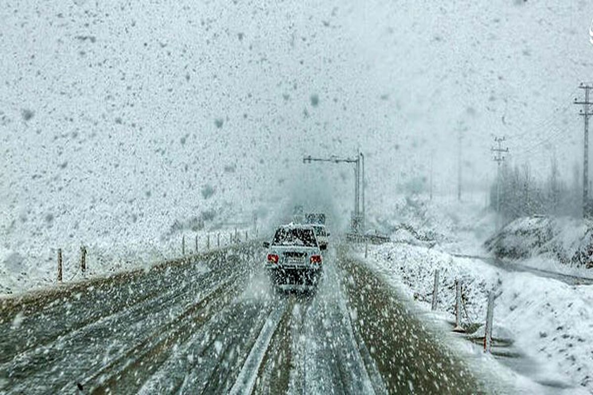 باد، برف و مه جاده‌های کوهستانی خراسان رضوی را فرا گرفت