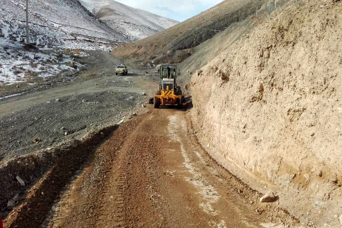 ۲۲۰ کیلومتر عملیات تسطیح، رگلاژ و ترمیم شانه جاده‌ها در محورهای مواصلاتی شهرستان خوی