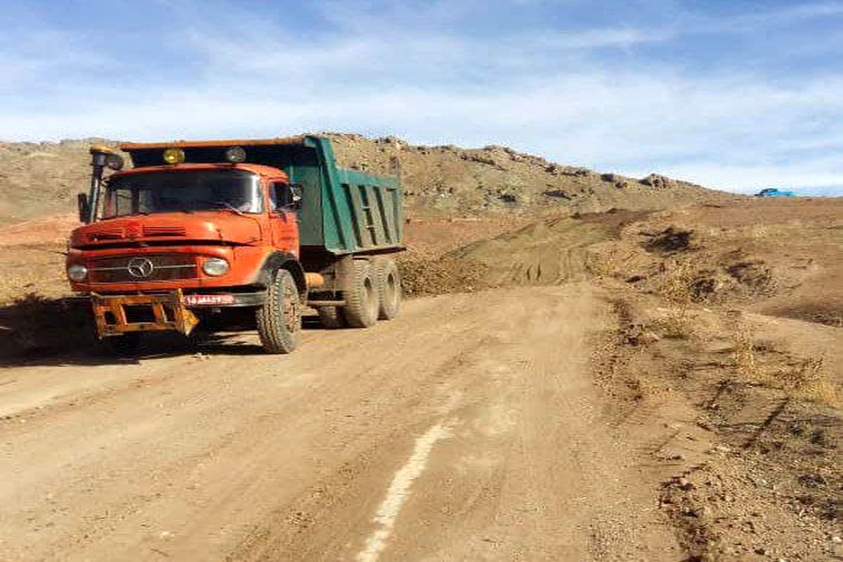 انجام ۸۵ کیلومتر تسطیح ، رگلاژ و ترمیم شانه محورهای مواصلاتی شهرستان چالدران در سال جاری