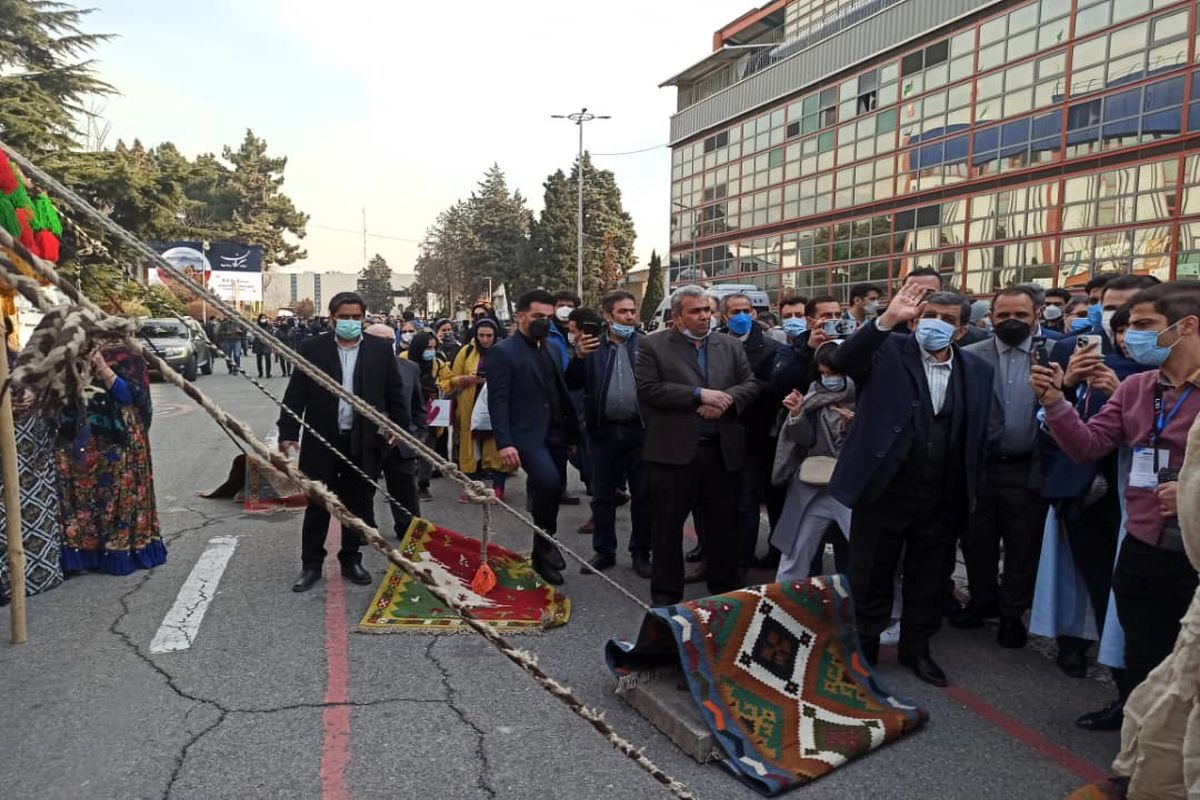 بازدید وزیر میراث فرهنگی کشور از سیاه چادر کهگیلویه و بویراحمد در نمایشگاه تهران