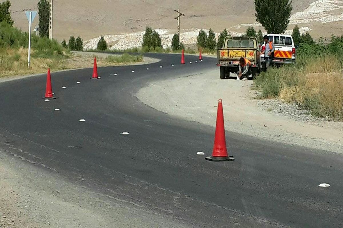 تلاش شبانه روزی راهداران جهت فراهم نمودن جاده های امن در شهرستان چایپاره