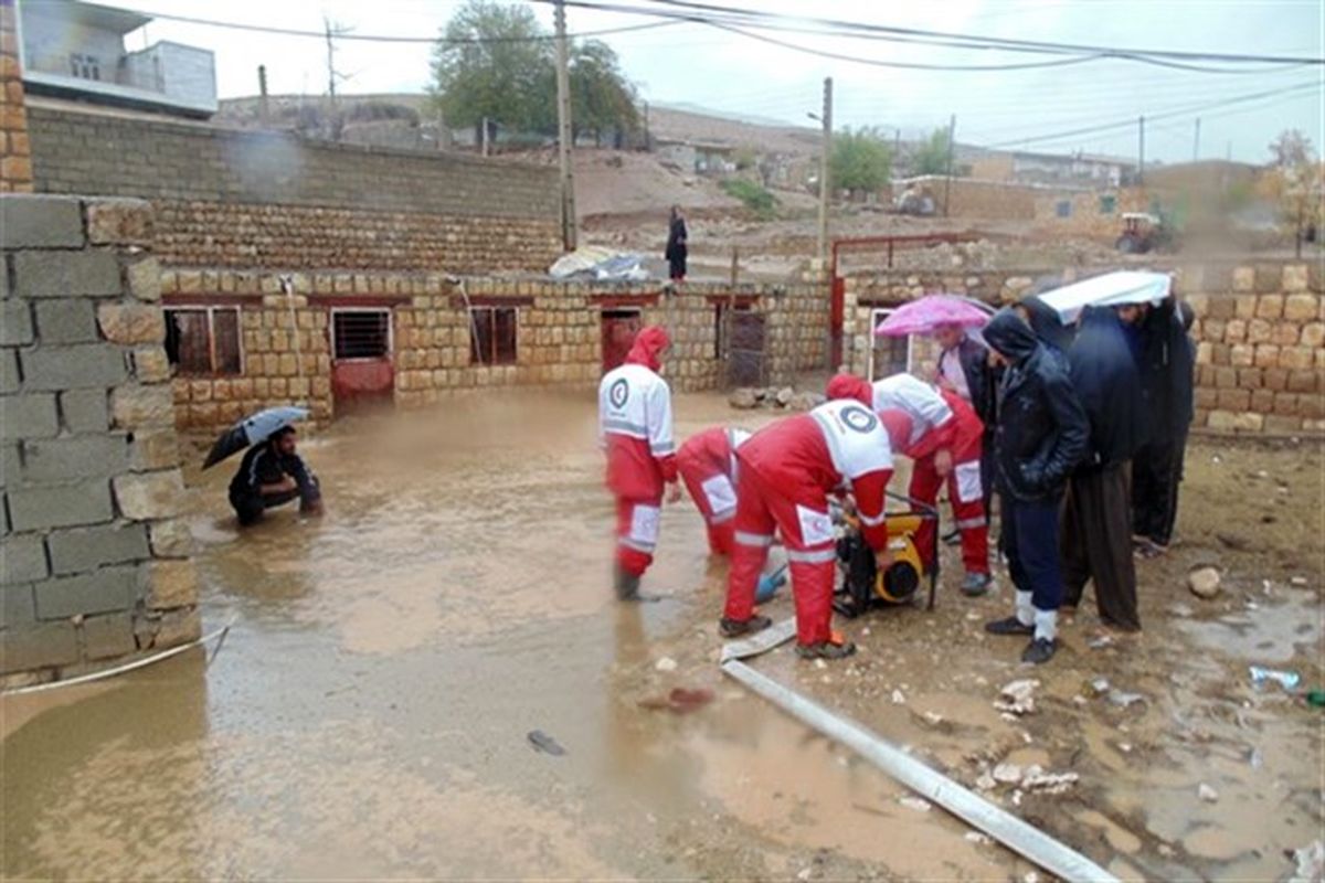 عملیات امداد و نجات هلال احمر استان آذربایجان‌غربی در ۱۳ روستای متأثر از سیل شمال استان