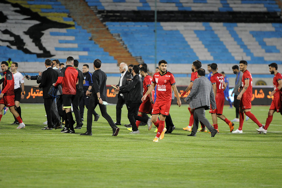 گل پرسپولیس سالم بود/ امیری مرتکب خطای پنالتی شد