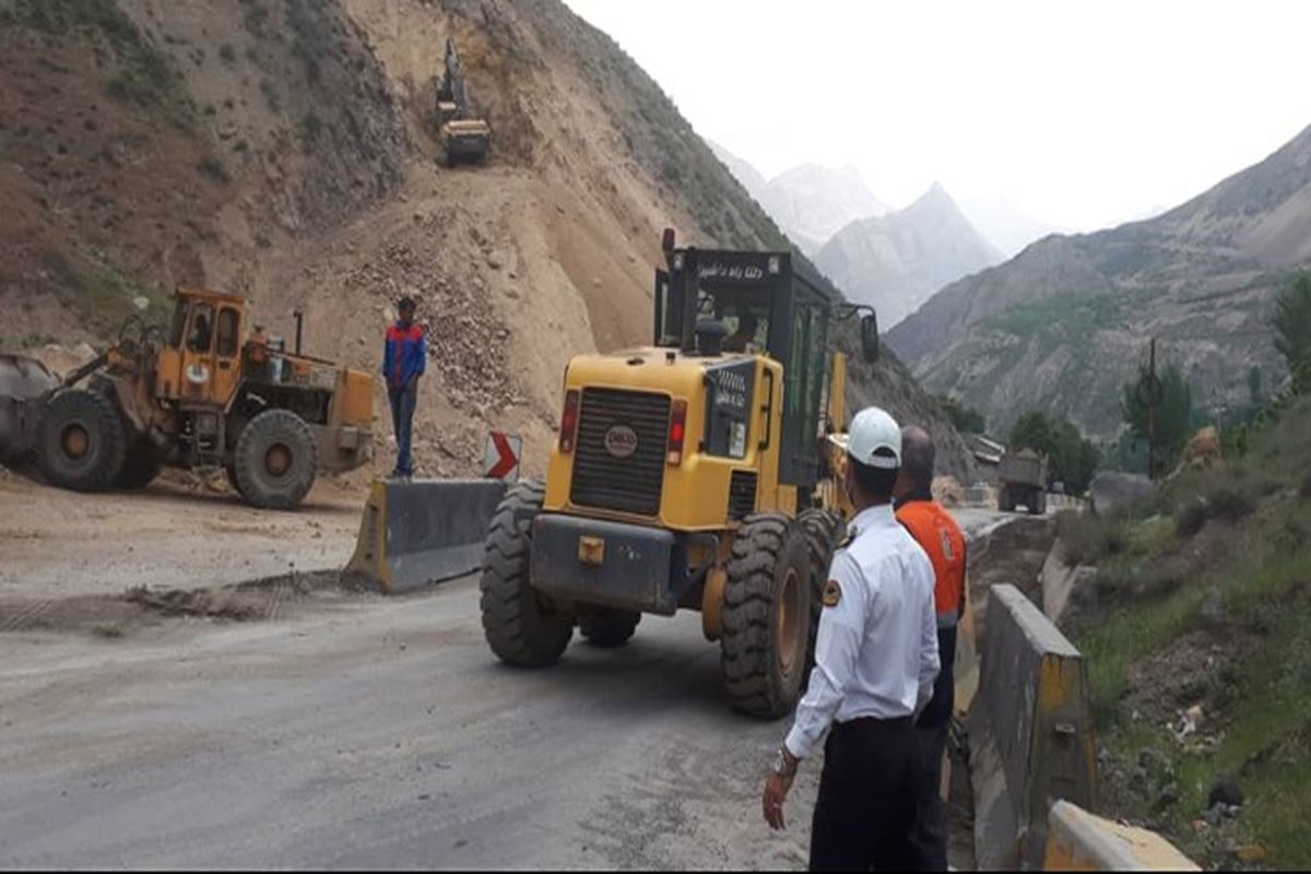 انسداد جاده هراز همچنان ادامه دارد