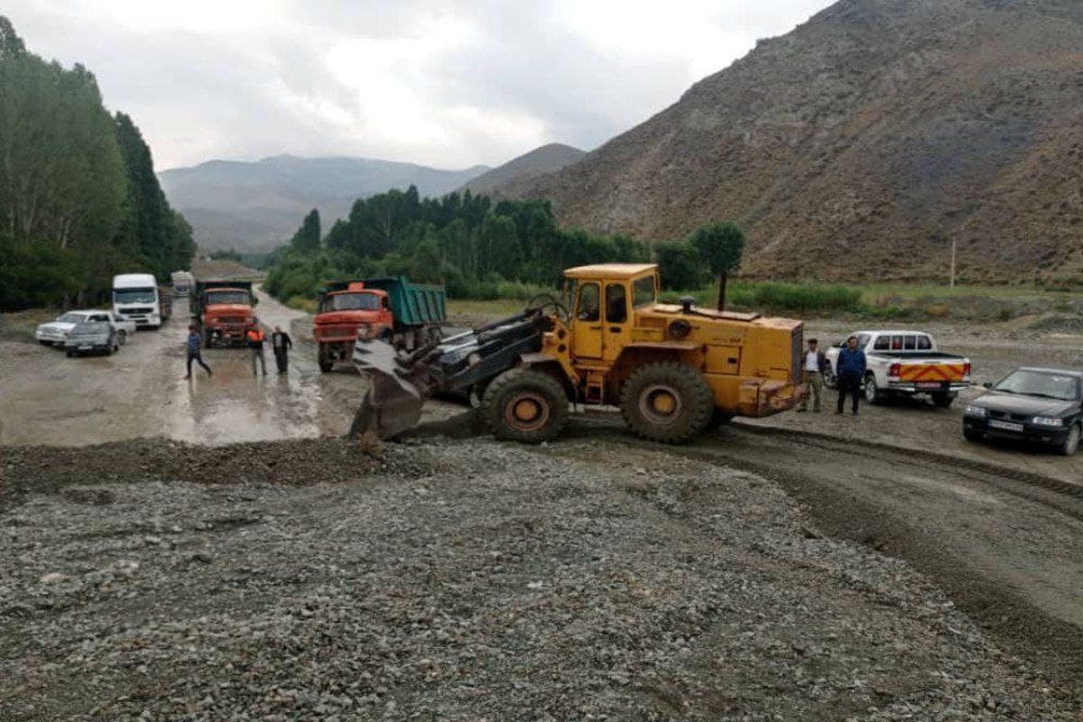 امداد رسانی و رسوب برداری فوری محورهای درگیر سیل استان آذربایجان‌غربی توسط راهداران