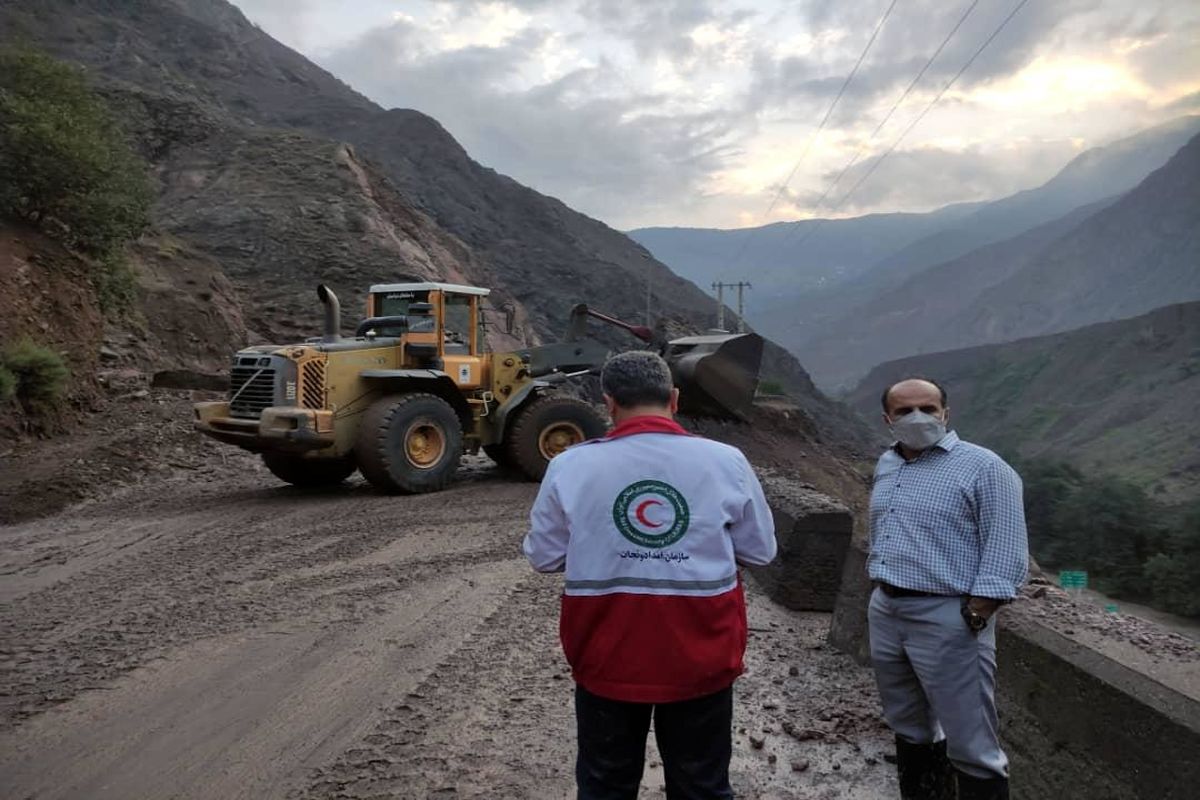 گرفتاری ۲۲ مسافر بر اثر ریزش کوه در جاده هراز