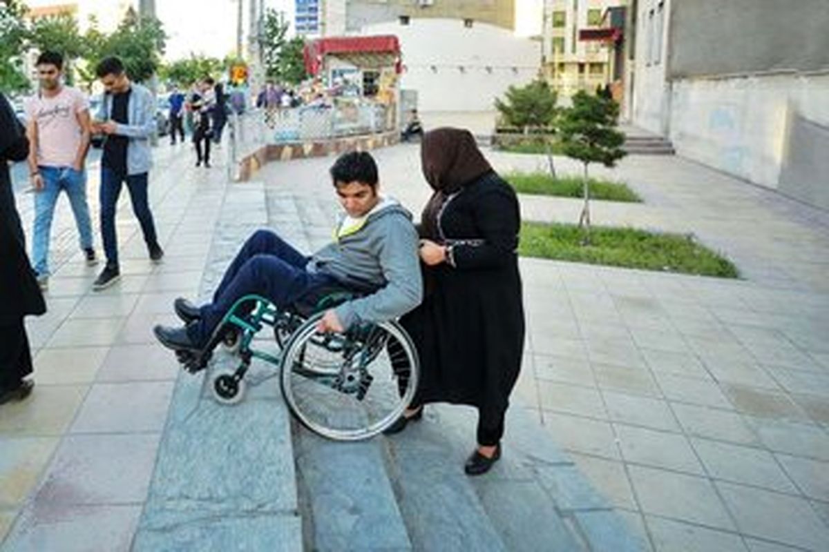 نباید دوباره پیاده‌رو غیراستاندارد احداث کرد/ می‌توانیم با ۲۰ درصد هزینه ۸۰ درصد پیاده‌روها را درست کنیم/ ساختمان‌های دولتی باید طبق قانون، مناسب‌سازی شوند