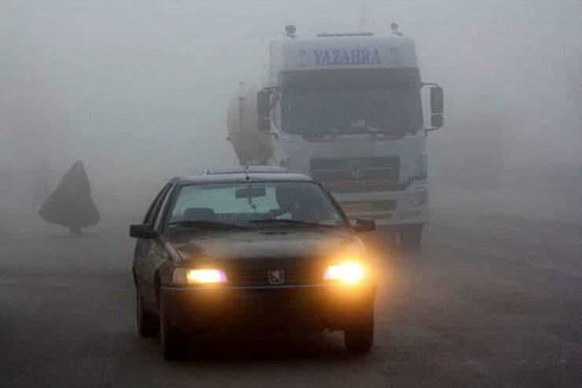 جاده های مازندران بارانی و مه آلود است