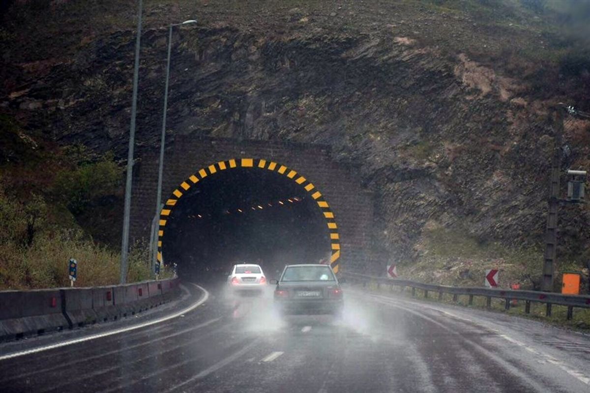 بارندگی در محورهای مواصلاتی مازندران/ بارش برف در ارتفاعات آغاز شد