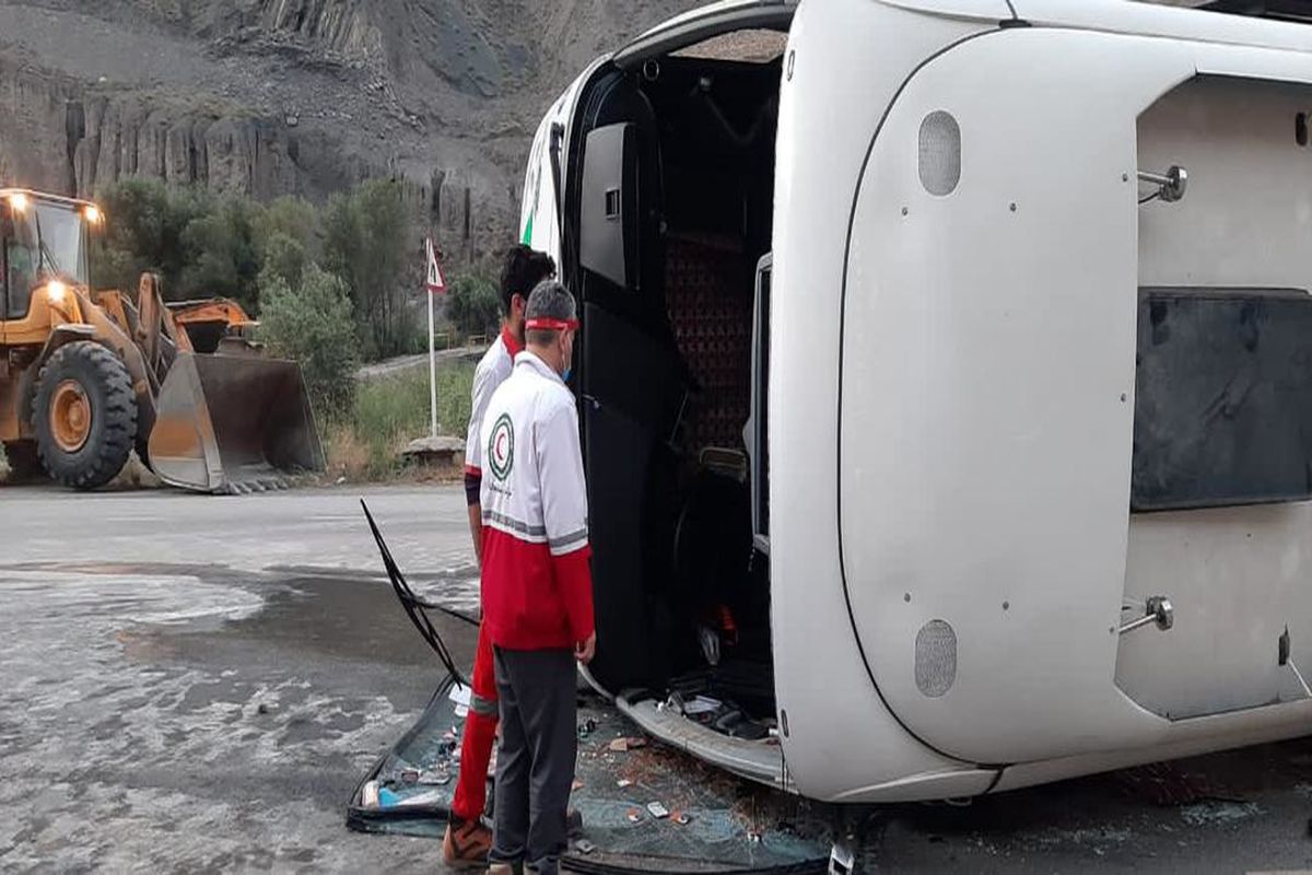 واژگونی اتوبوس در جاده مهریز به انار/۱۹ نفر مصدوم شدند