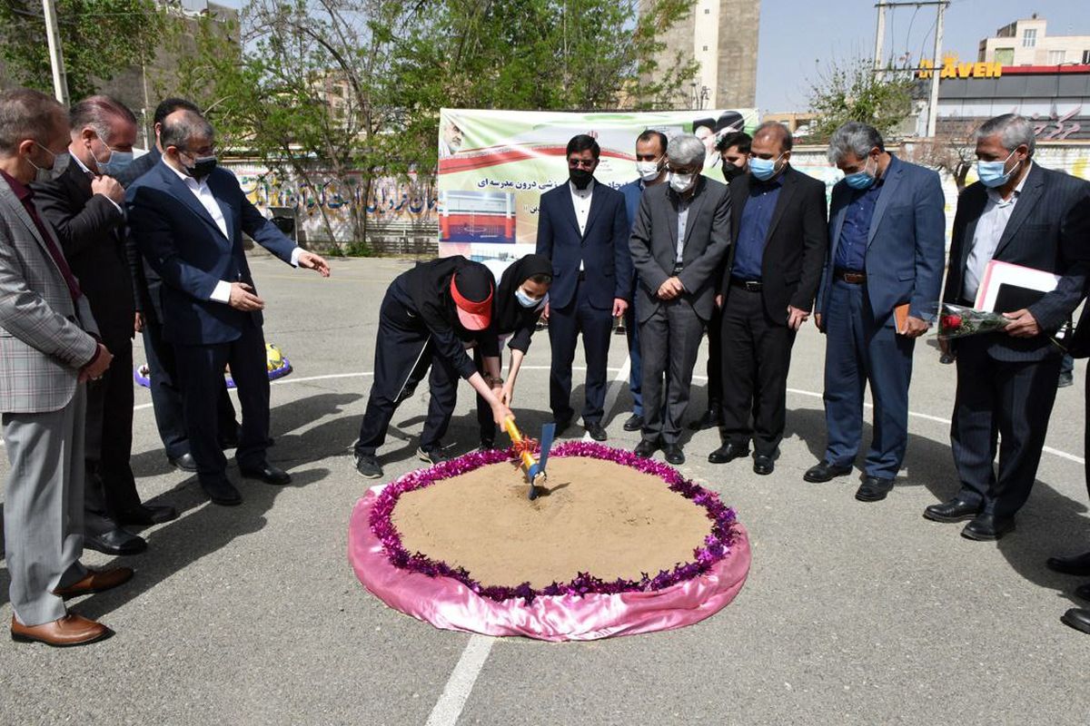 استاندار خبر داد: آغاز عملیات احداث ۵۰ زمین چمن ورزشی در مدارس البرز