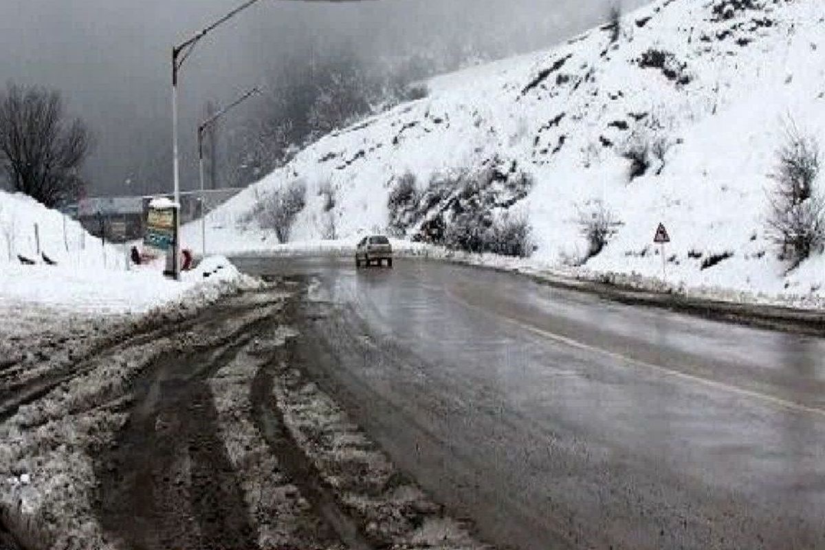 تردد در محورهای ارتباطی الیگودرز با زنجیر چرخ امکان پذیر است