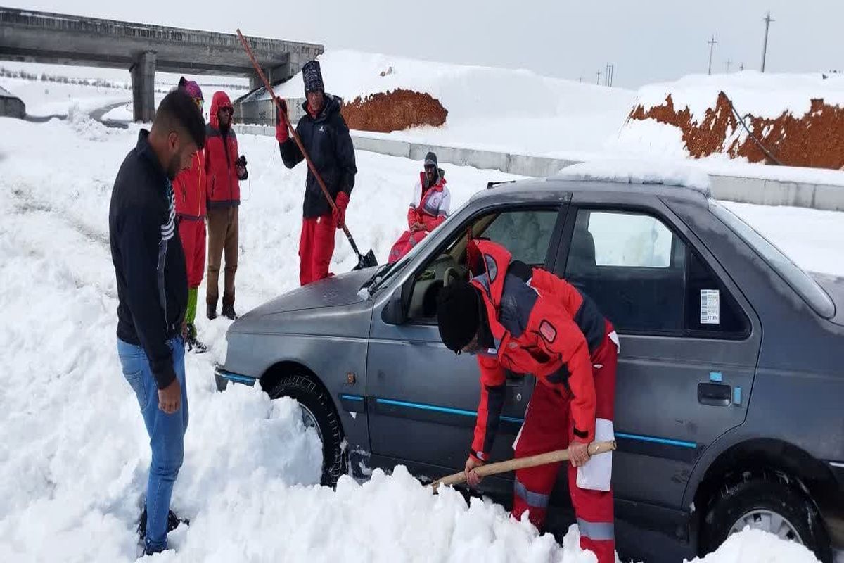 انجام عملیات رهاسازی ۷۸۳ خودرو از آبگرفتگی و کولاک