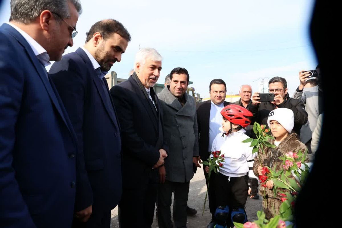 دکتر سجادی وزیر ورزش و جوانان با استقبال مسئولین استان، وارد مازندران و شهرستان آمل شد