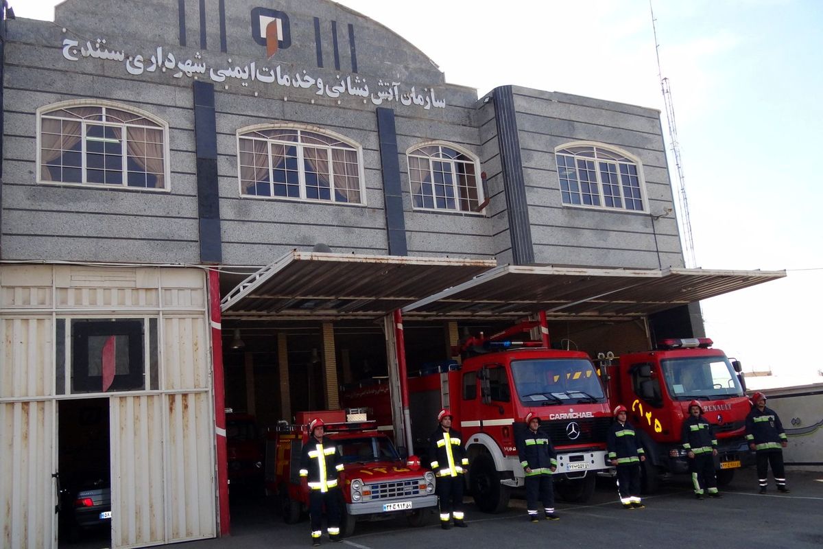 انجام ۶۰ عملیات کمک رسانی و امدادگری توسط آتش نشانان در سنندج / رهاسازی ۴۰ دستگاه خودرو گرفتار در برف