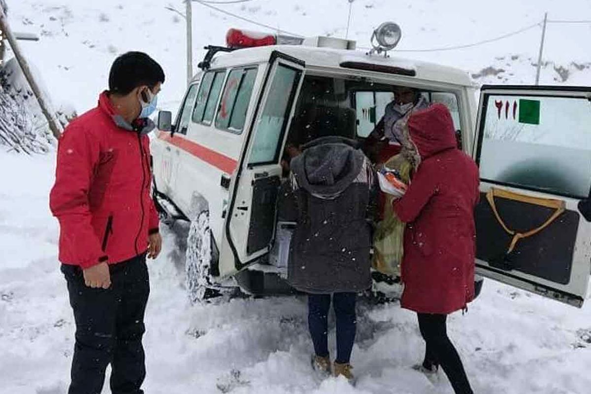 انتقال ۱۹ مادر باردار به مراکز درمانی در شرایط جوی ناپایدار/ کرمانشاه رکورددار انتقال مادران باردار