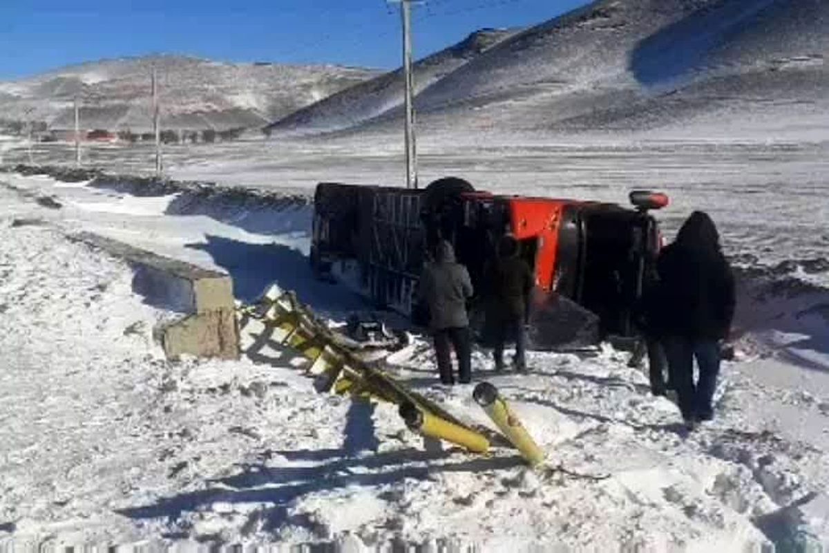 واژگونی اتوبوس در جاده بوئین زهرا به قزوین ۱۸ مصدوم برجای گذاشت