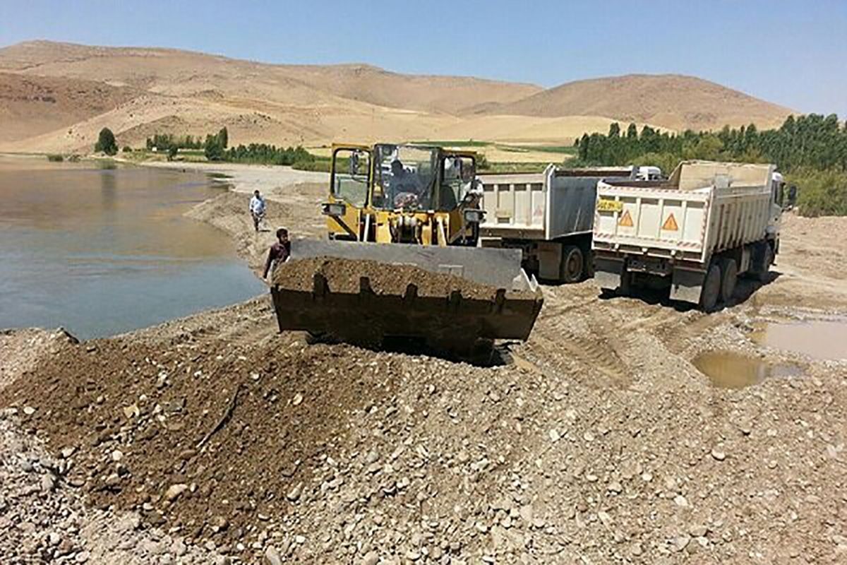 با برداشت کنندگان بیش از حد مجاز شن و ماسه برخورد می شود