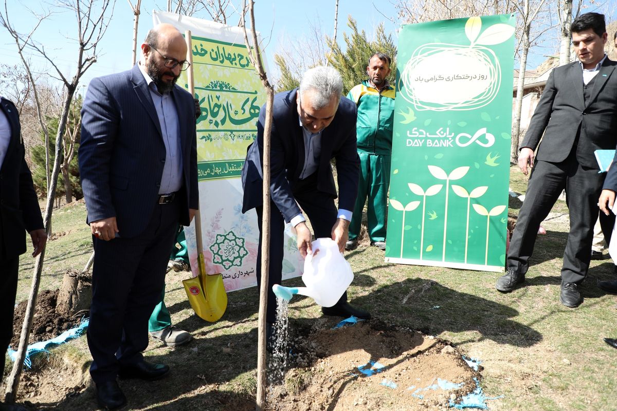 ۱۰۰۰ نهال همدلی بانک دی کاشته شد