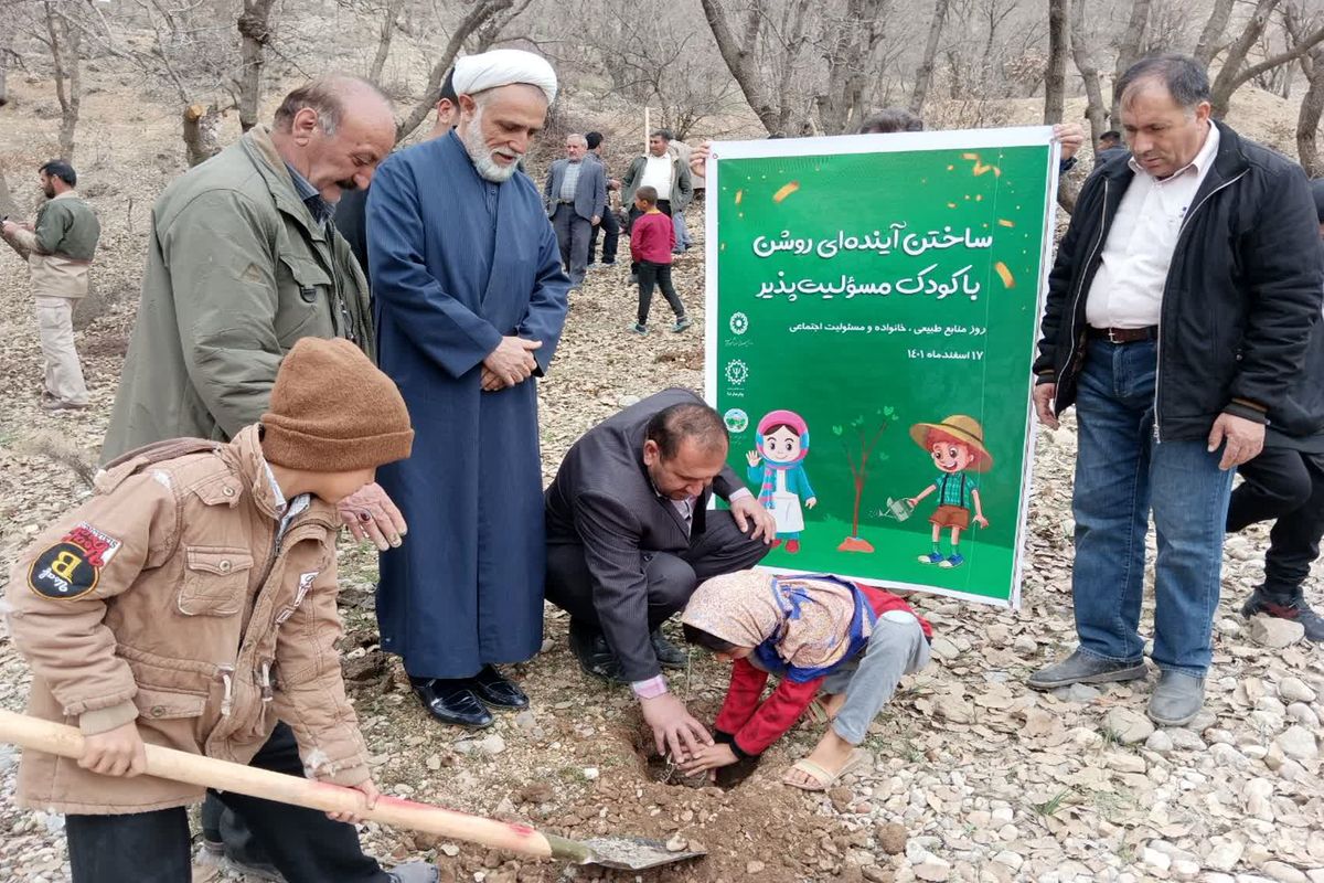 غرس نهال توسط مرکز حمایتی آموزشی کودک و خانواده تحت حمایت اداره کل بهزیستی استان کهگیلویه و بویر احمد