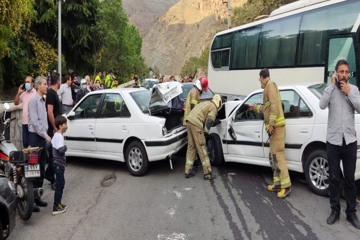 برخورد یک دستگاه اتوبوس با ۱۴ خودرو در خیابان نیاوران