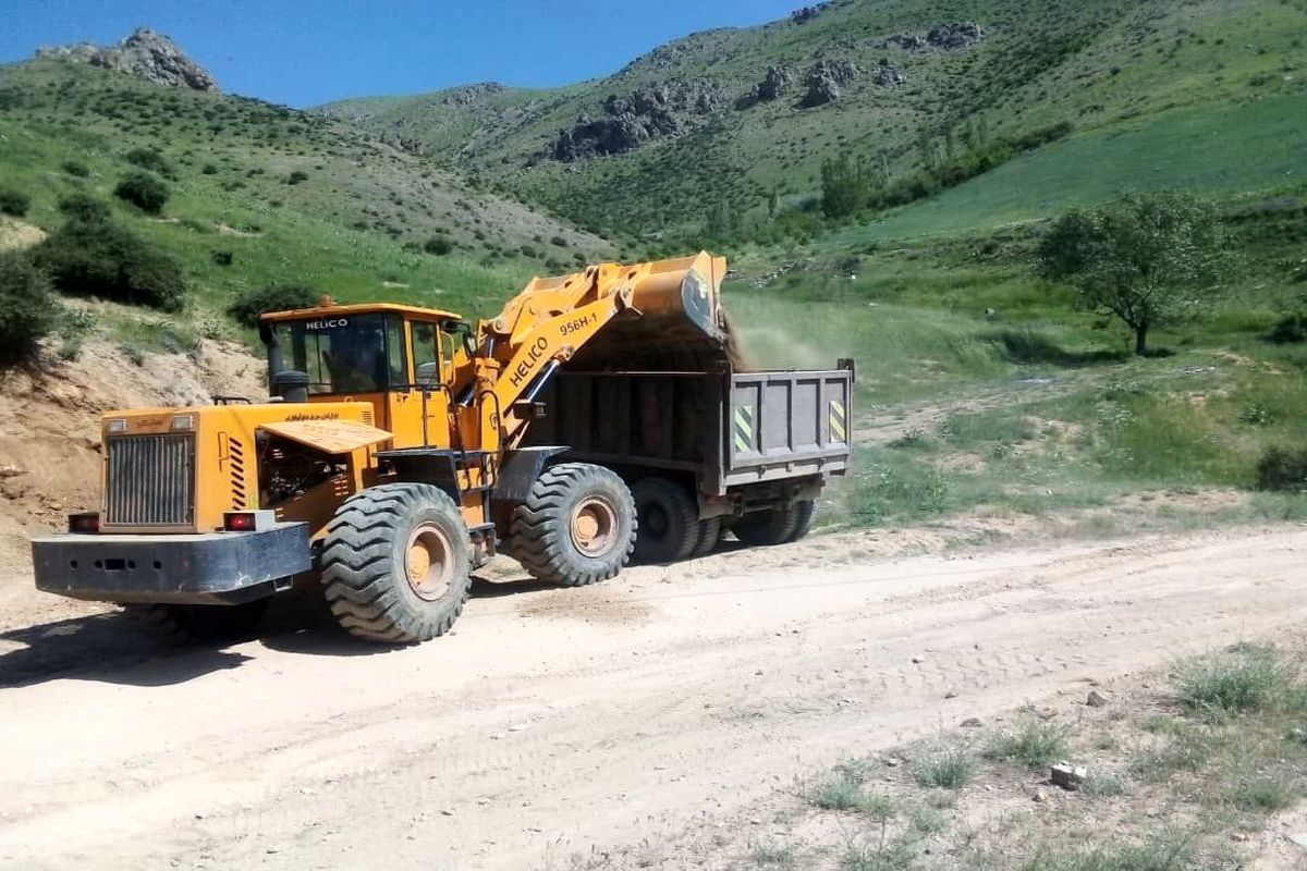 تسطیح و رگلاژ نزدیک به ۴۰ کیلومتر در محورهای روستایی شهرستان شاهین دژ