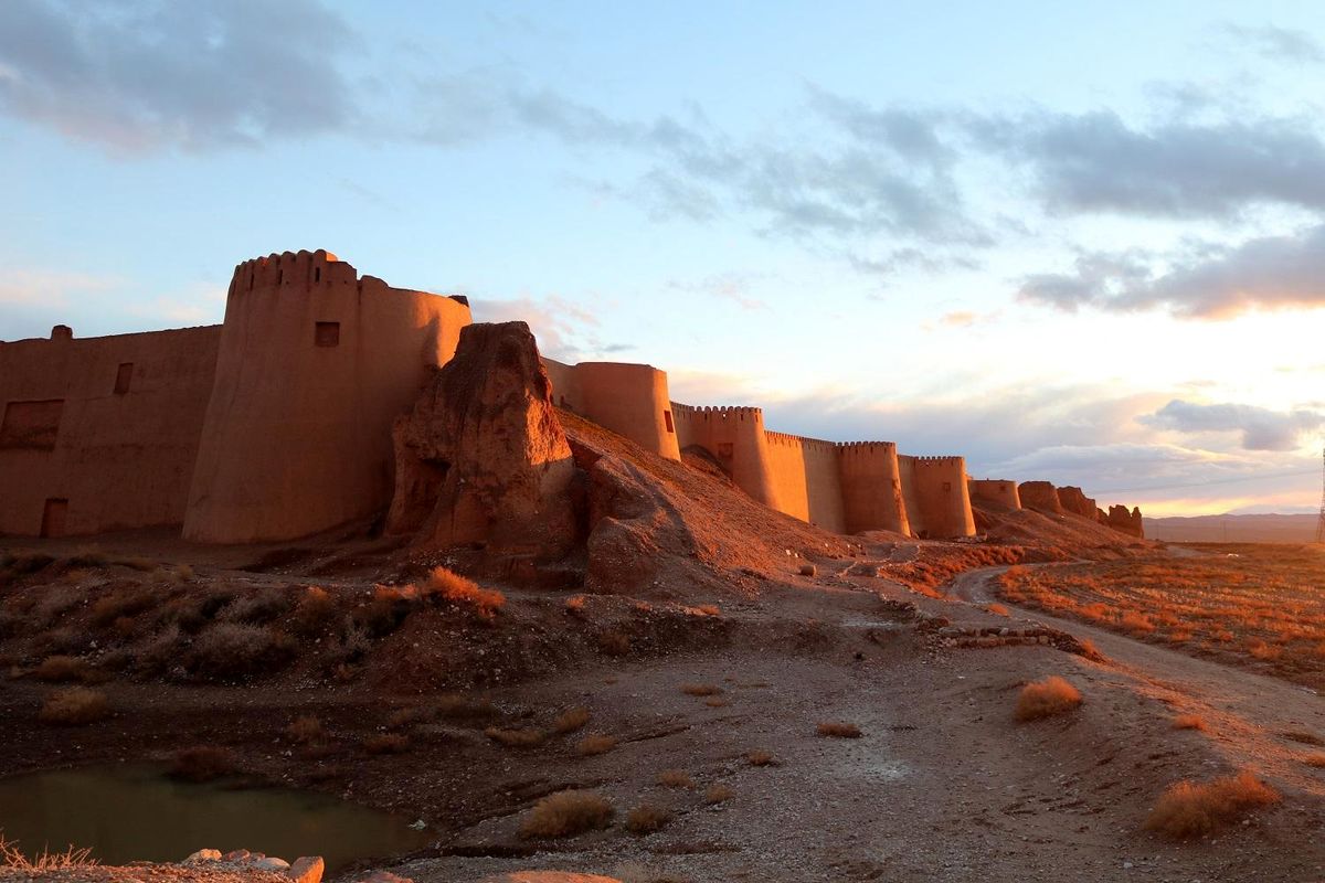 مرمت و بازسازی برج شهر تاریخی بلقیس اسفراین آغاز شد