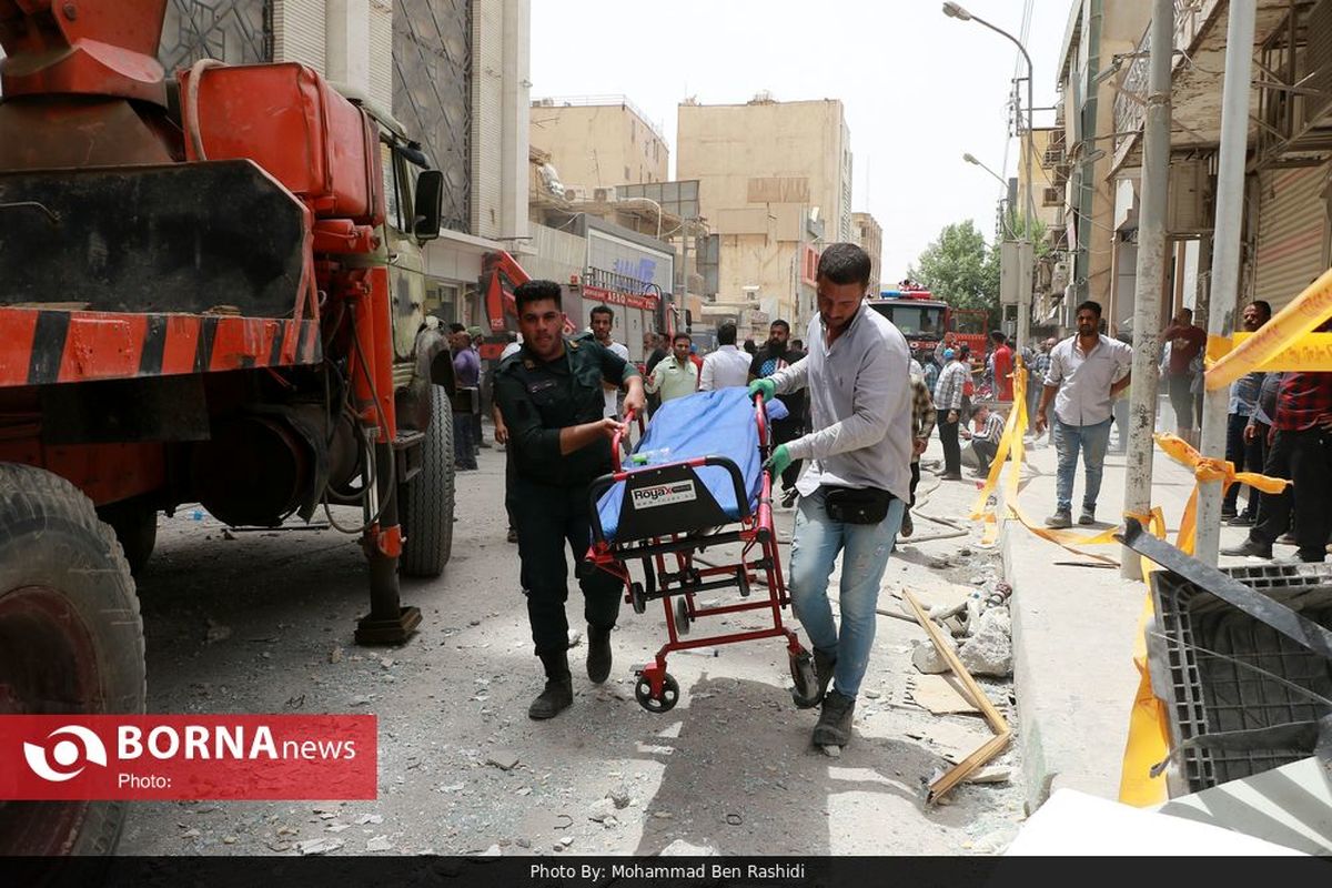 فرماندار آبادان: رها سازی زنده یک نفر از زیر آوار حادثه ساختمان متروپل تکذیب می‌شود