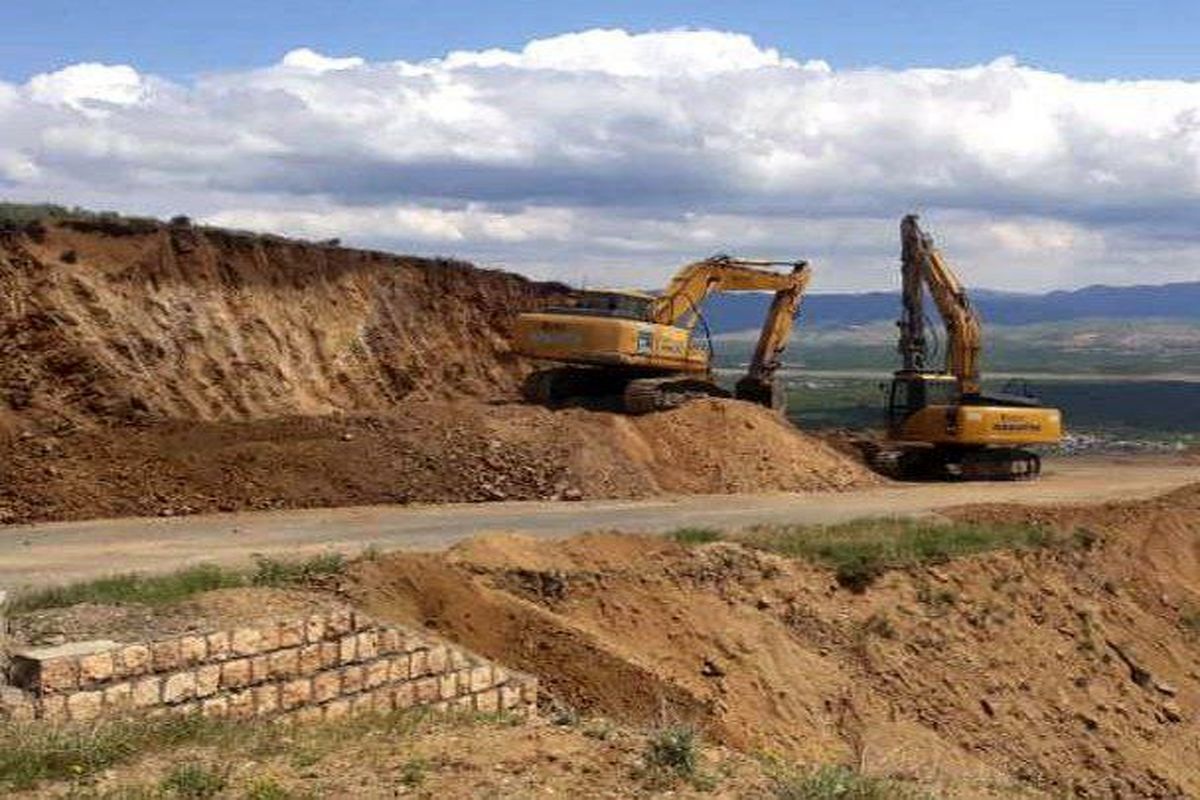 تداوم ایمن سازی محورهای مواصلاتی شهرستان اشنویه با نصب ۱۲۱ عدد تابلو و علائم جدید