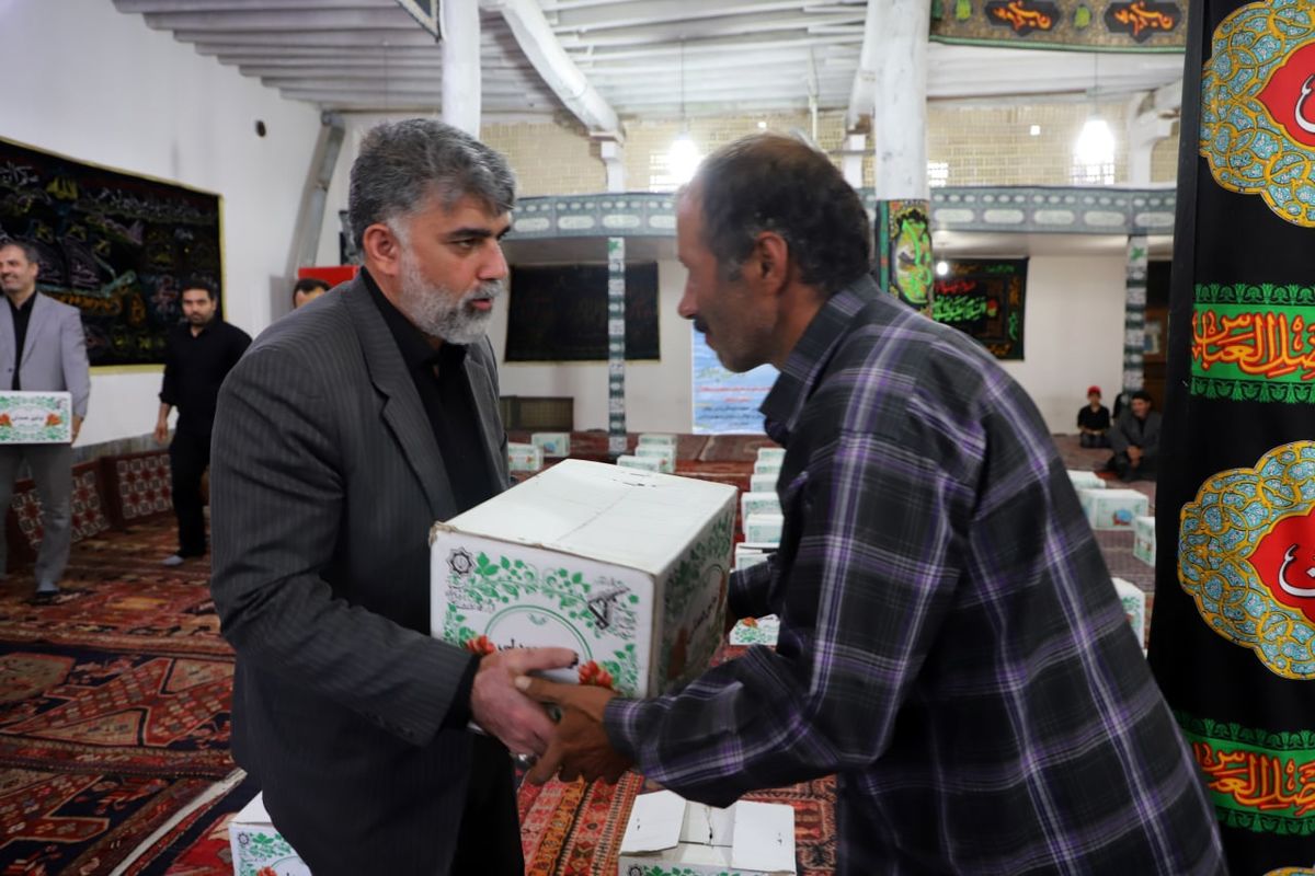 ۵۰ بسته معیشتی در بین اهالی روستای زردآلو توزیع شد