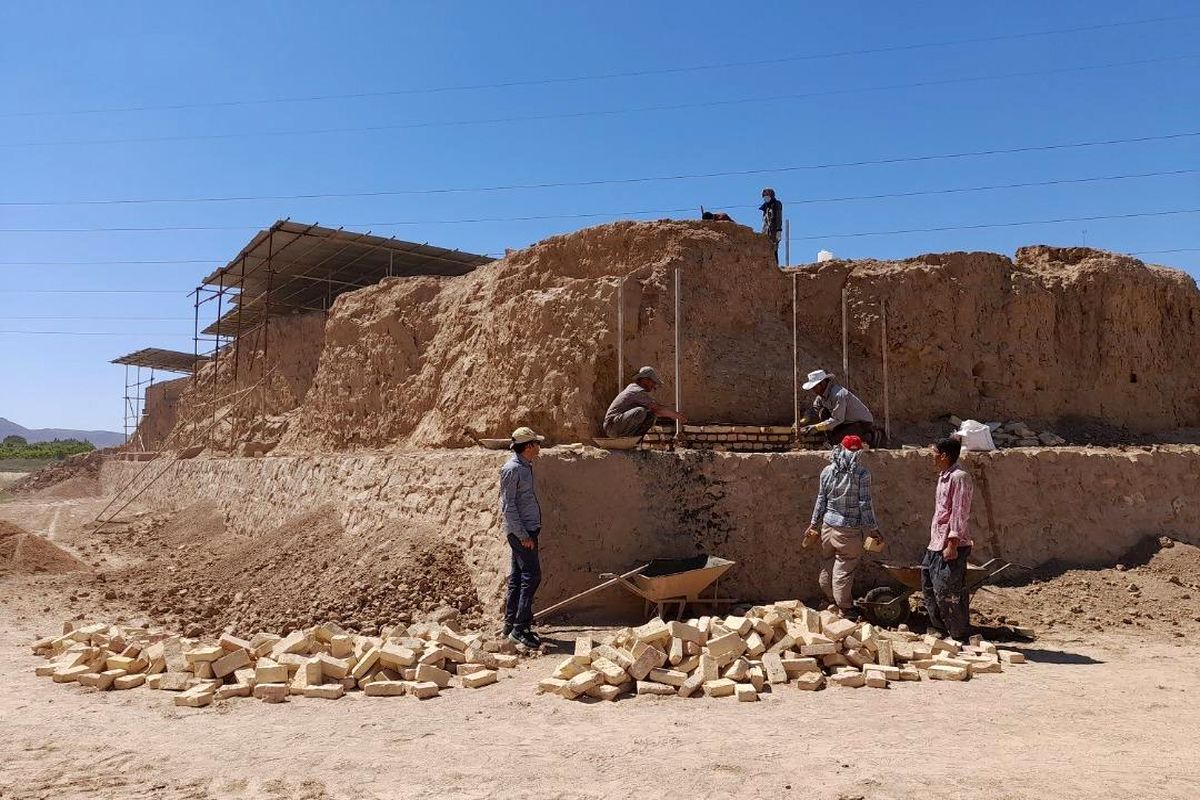 اتمام مرمت بقایای معماری ساختمان خشتی خزانه محوطه باستانی ریوی