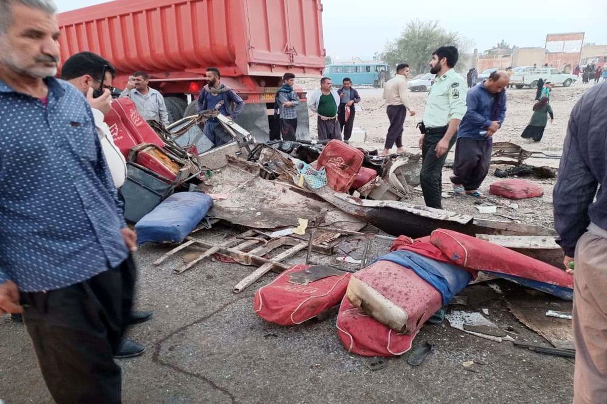 ۱۳ فوتی در سانحه رانندگی مرگبار مینی بوس و تریلر در جاده کمربندی گاومیش آباد شوشتر + عکس