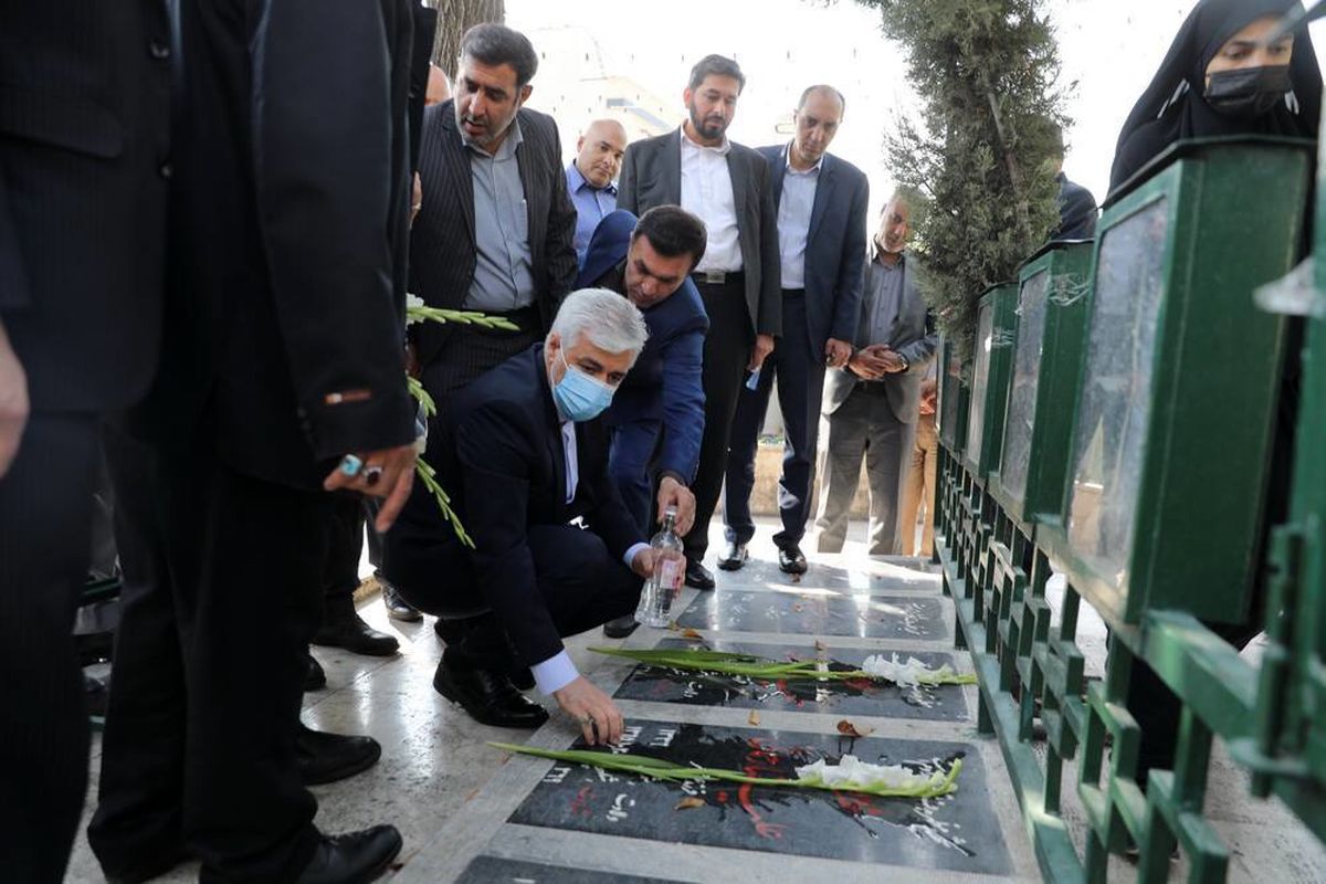 حمید سجادی در مراسم عطرافشانی مزار شهدا