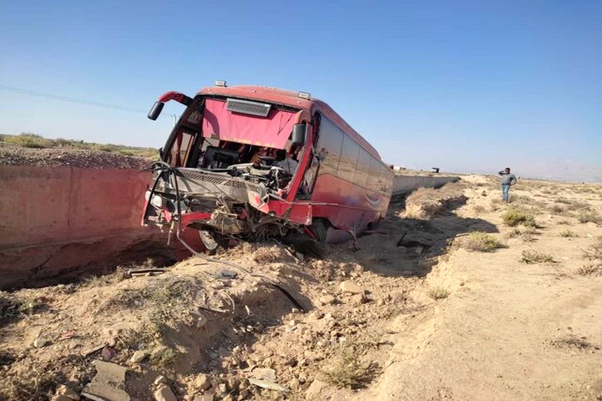 یک کشته در واژگونی اتوبوس جاده  بندرلنگه - بندرعباس