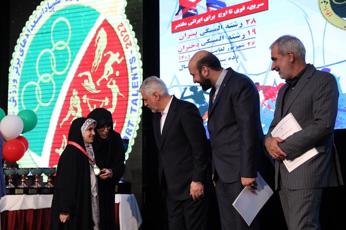 تجلیل حمید سجادی از سلما همتیان پس از قهرمانی در آسیا