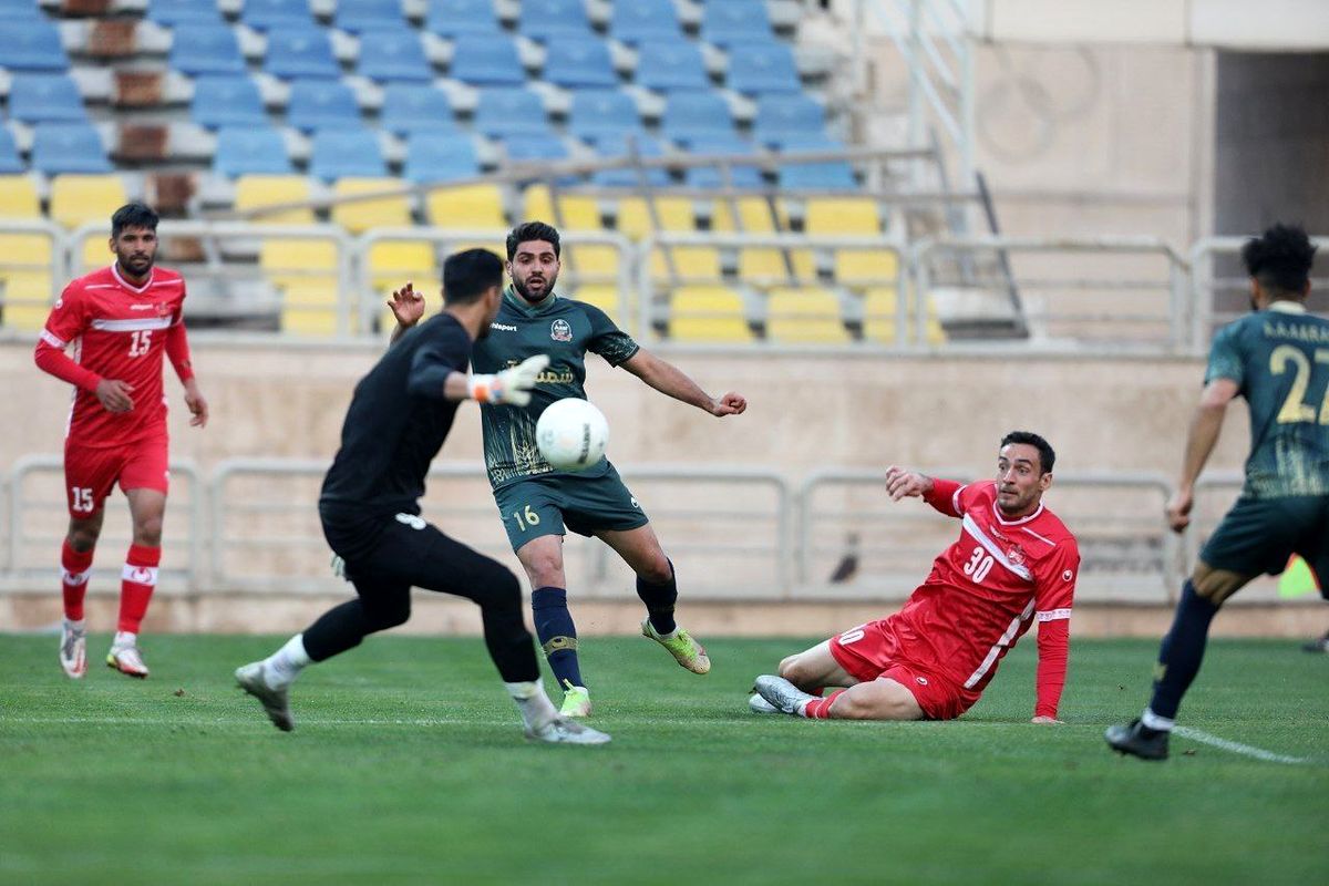 شمس آذر پرسپولیس صدرنشین را متوقف کرد