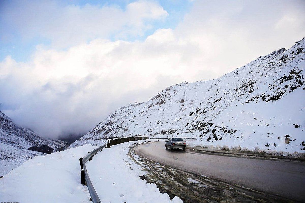 جاده‌های کوهستانی مازندران برفی شدند