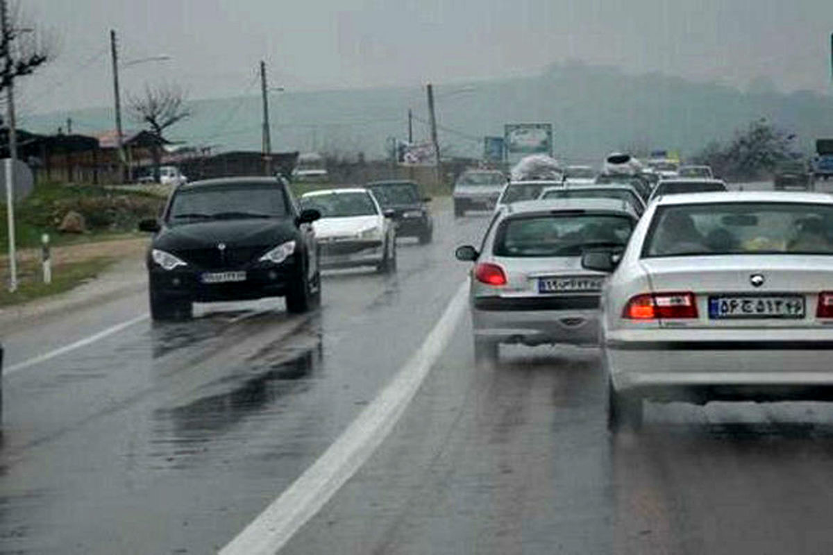 لغزندگی جاده ها در اثر بارش برف و باران/ هموطنان در صورت نیاز با شماره های ۱۱۰ و ۱۴۱ تماس بگیرند