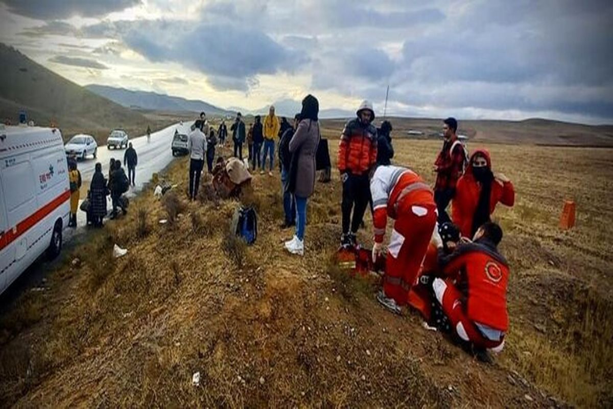 مصدومیت ۸ نفر در پی انحراف اتوبوس در جاده شوط به چایچاره