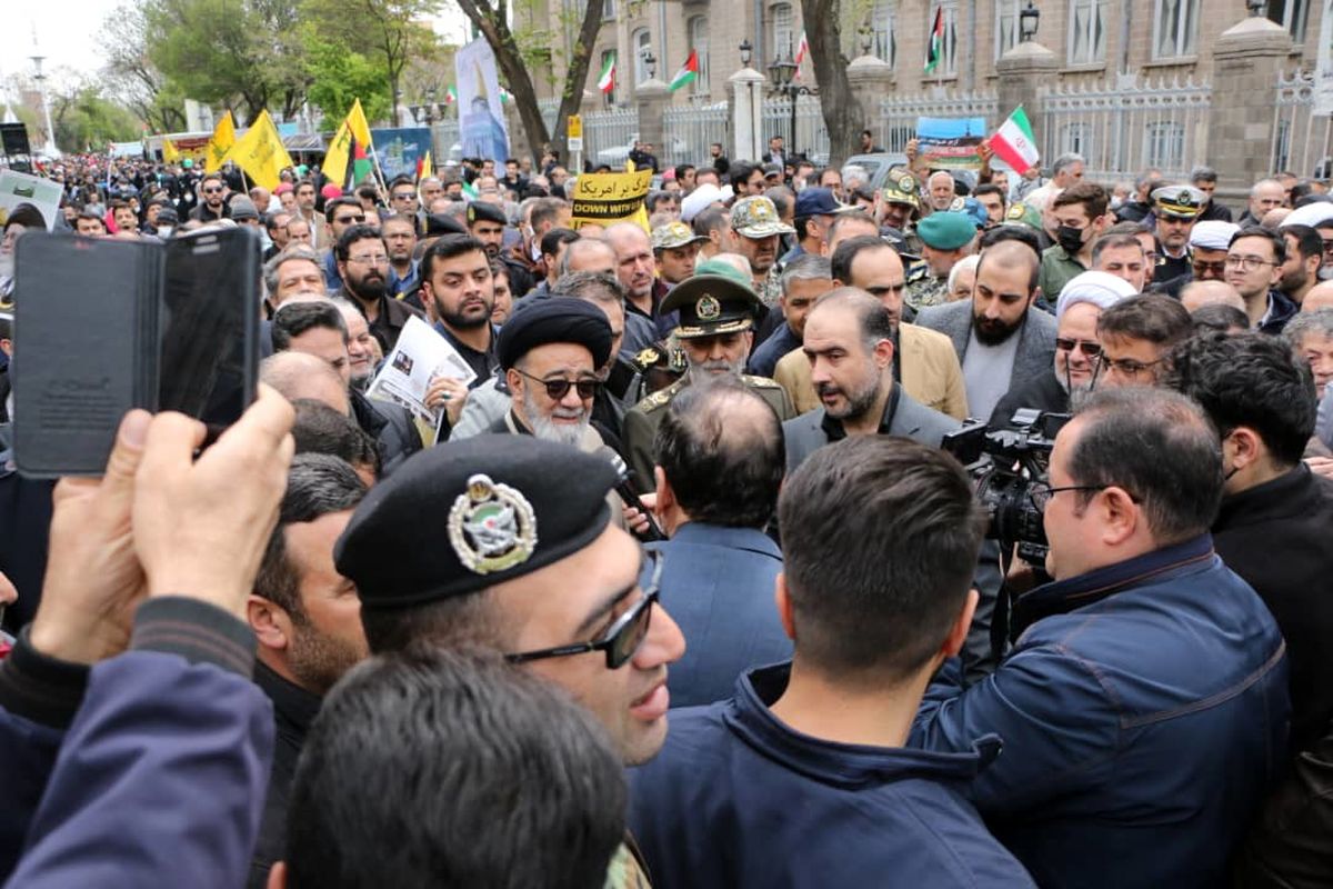 حضور فرمانده ارتش جمهوری اسلامی ایران در راهپیمایی روز قدس تبریز