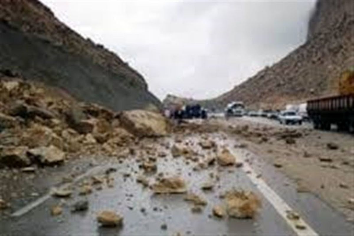 جاده کرج - چالوس بر اثر ریزش سنگ بسته شد